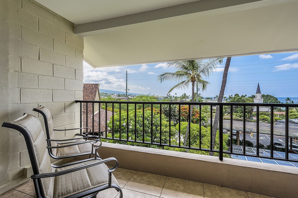 Historic Kailua Village Condo | Cozy Oceanview Unit w/AC & Shared Pool in the Heart of Kona Town: Kalanikai 306