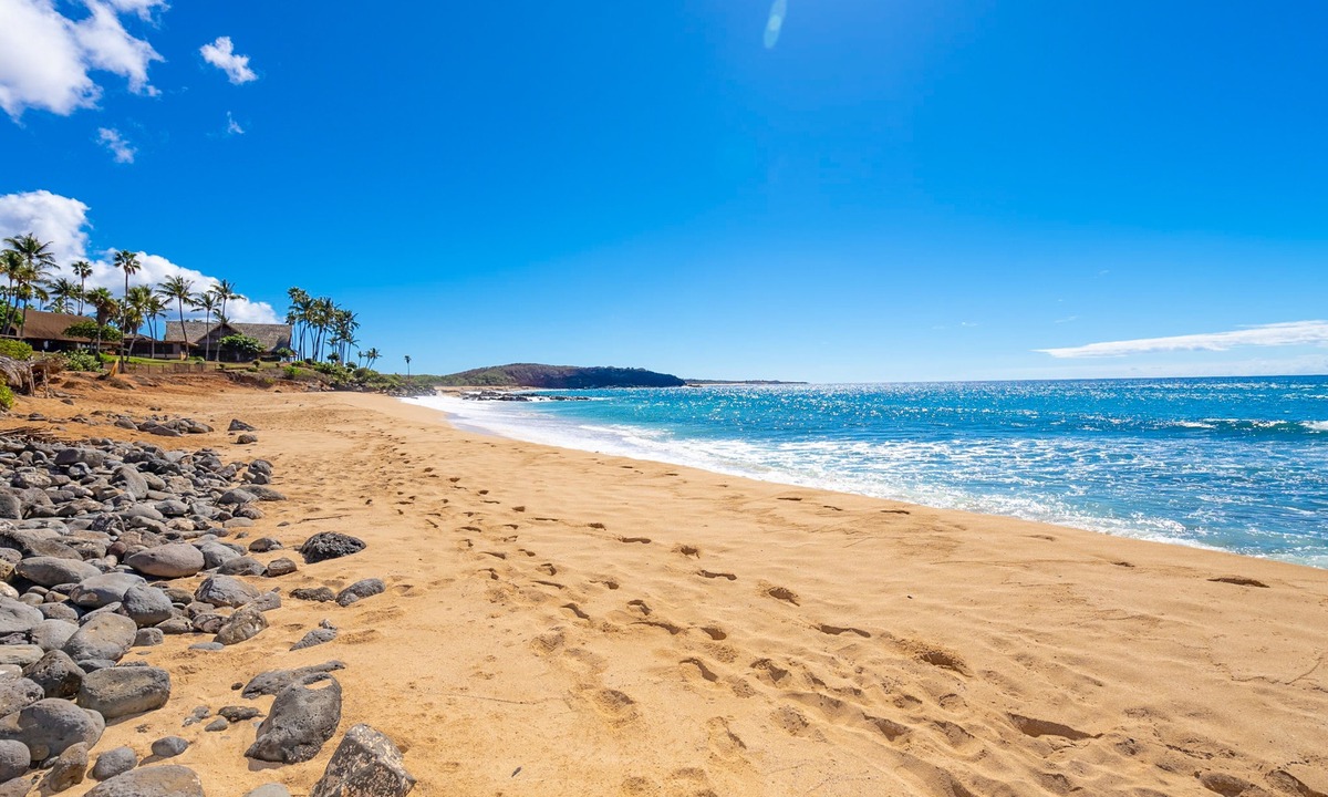 Maunaloa Apartment | Coastal oasis near the beach with pool, balcony, gas grill, lanai & washer/dryer