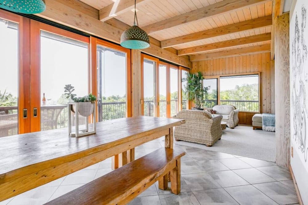 Honaunau-Napoopoo House | Sweeping Views from a Striking Home with Balconies