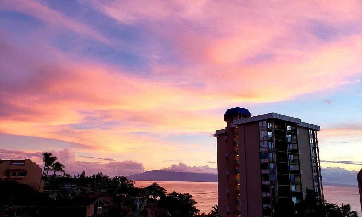 Kahana Hotel | Oceanfront/Beachfront 1200 sq ft 1 bed-2 bath condo