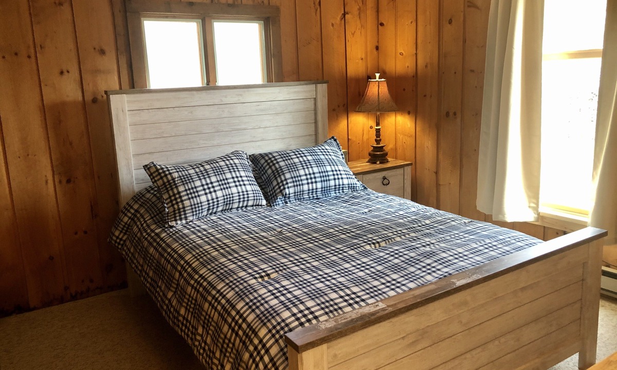 Londonderry House | Family/Pet Friendly Cabin w/Modern Upgrades: Minutes to Mountains, Farms, Lake