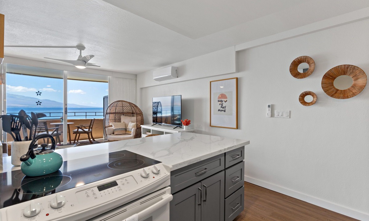 Maalaea Condo | All New! Beachy Chic Remodel, Ocean front with AC