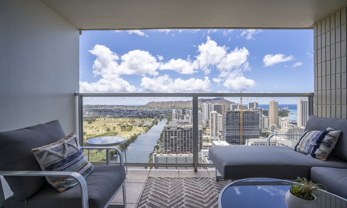 Waikiki Condo | IC 43th Floor Studio with balcony to enjoy Mountain View