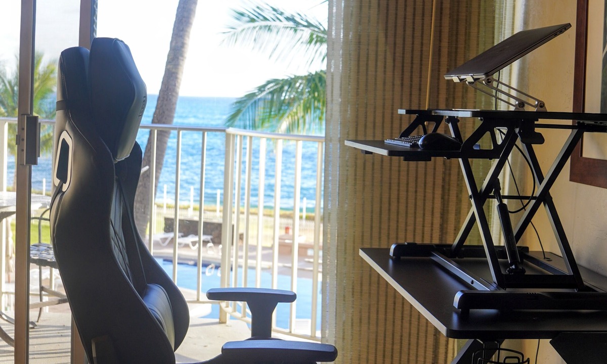 Maili House | Upgraded Makaha remote work and surf oceanfront condo