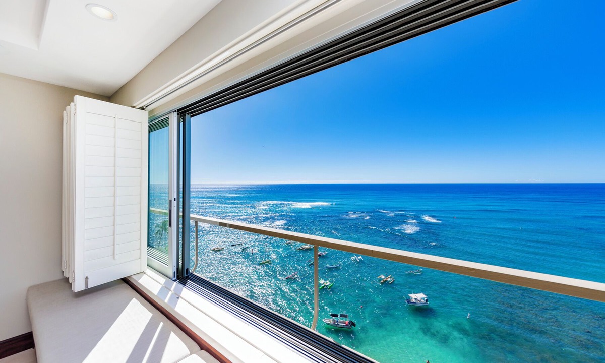 Diamond Head - Kapahulu - St. Louis Condo | Welcome to Colony Surf #1101. A Beautiful Oceanfront Condo On The Beach!