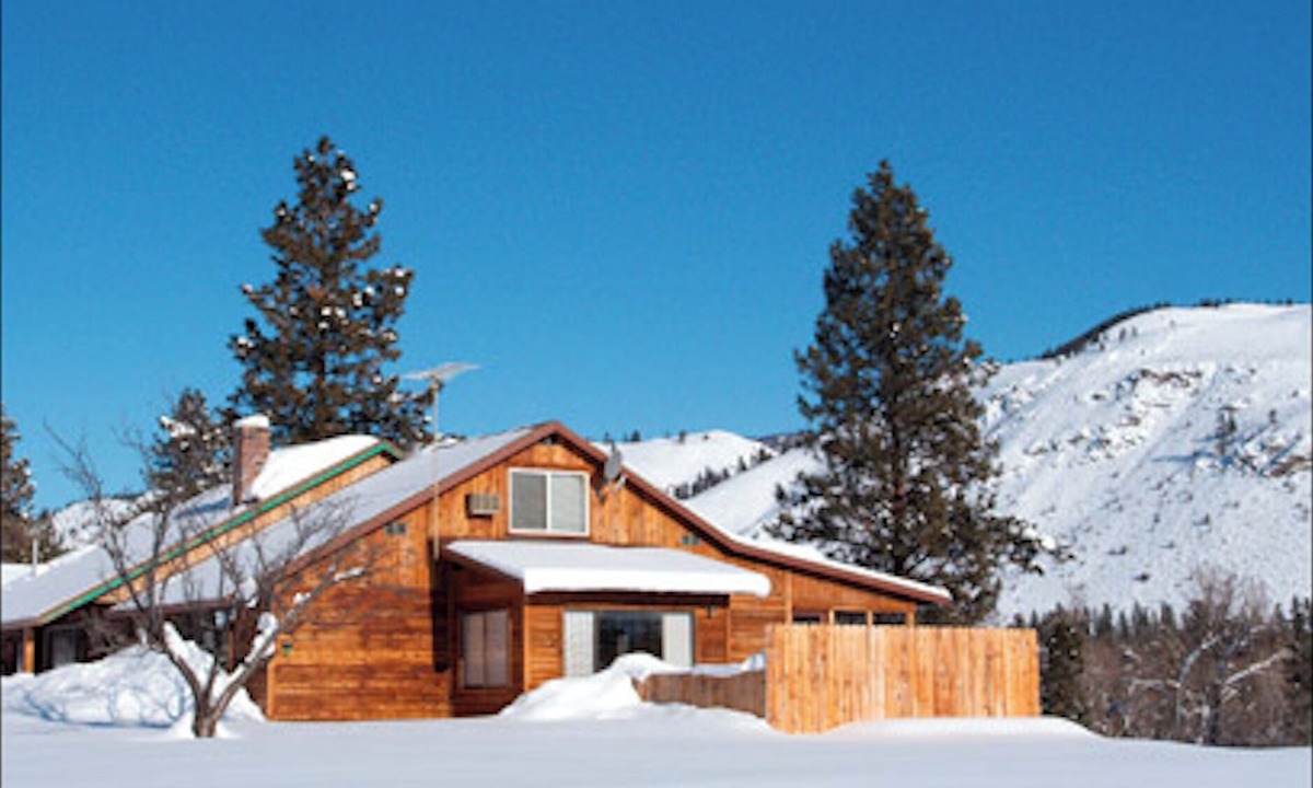 Winthrop House | A Bend in the River Lodge - Dog Friendly and Next to the River, 3 Bedroom Option