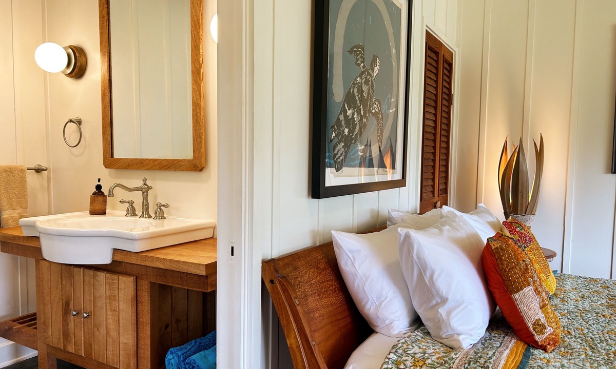 Kaunakakai Cottage | Rustic retreat with panoramic views, tropical gardens, & biodynamic produce!