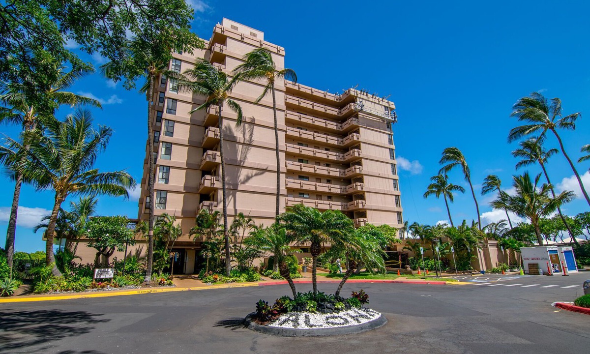 Honokowai Condo | Oceanfront Paradise: Sunsets, whales, and breezes