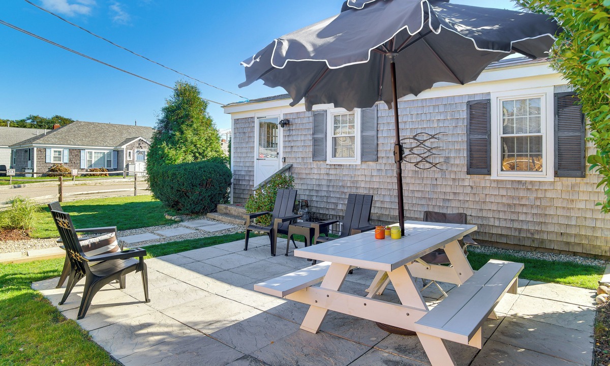 West Hyannisport Cottage | Steps to Eats & Craigville Beach! Cape Cod Cottage