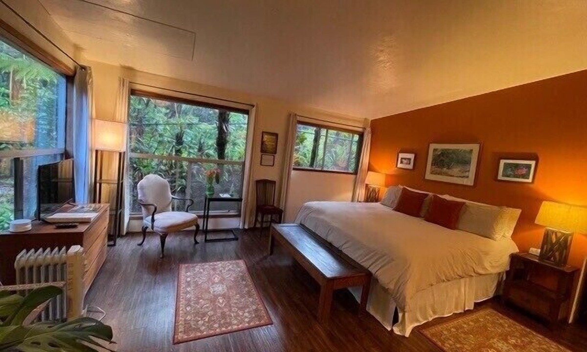 Volcano Apartment | A Private Getaway in the Rainforest. One mile from Volcano National Park.