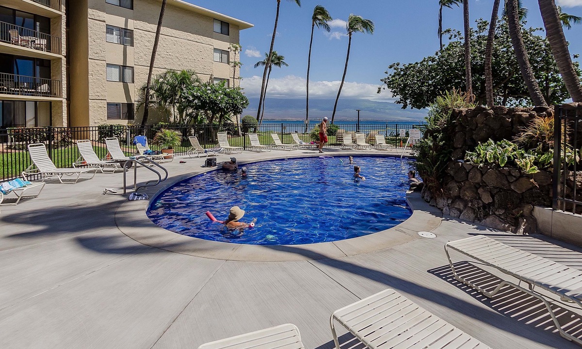 Maalaea Condo | OCEANFRONT - TWO OCEANVIEW bedrooms - 20 feet from water - Kanai a Nalu 401