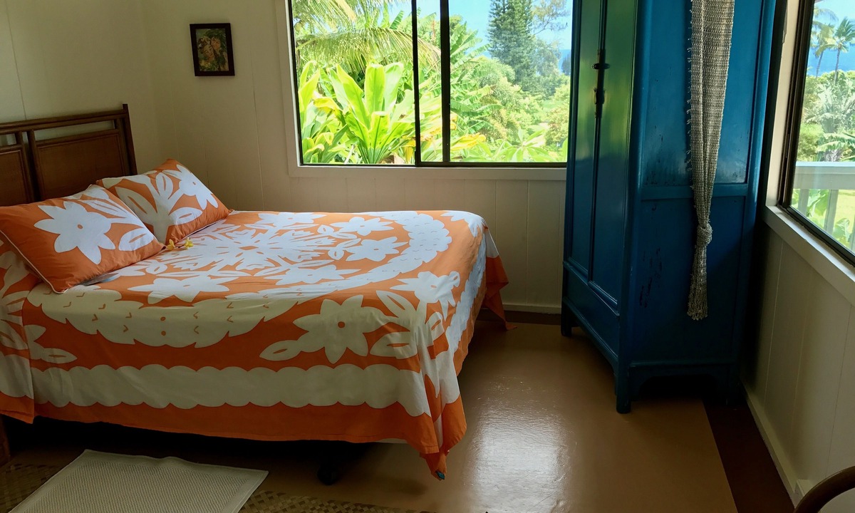 Hana House | IDEAL BEACH LOCATION 2 BR LARGE DECK "PRIVATE'