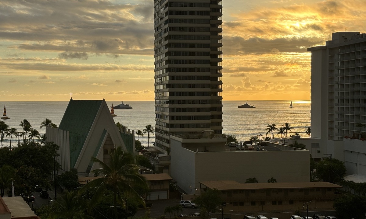 Waikiki Condo | Waikiki Banyan OCEAN VIEW REMODELED - "Ohana Suite" , free parking, lots of amenities!