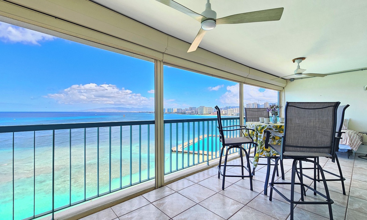 Diamond Head - Kapahulu - St. Louis Condo | Charming Beachfront King Bedroom condo in Honolulu