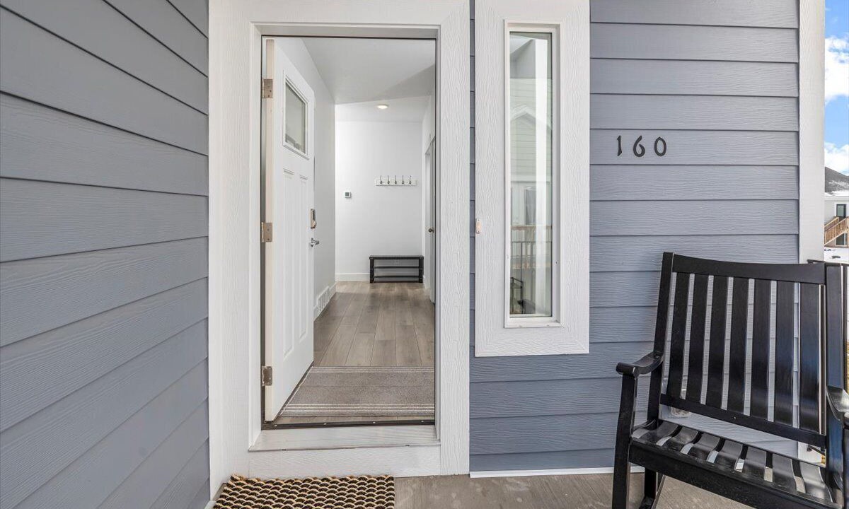 Sweetwater House | Spacious 6-bedroom home with Ideal Beach access in Garden City.