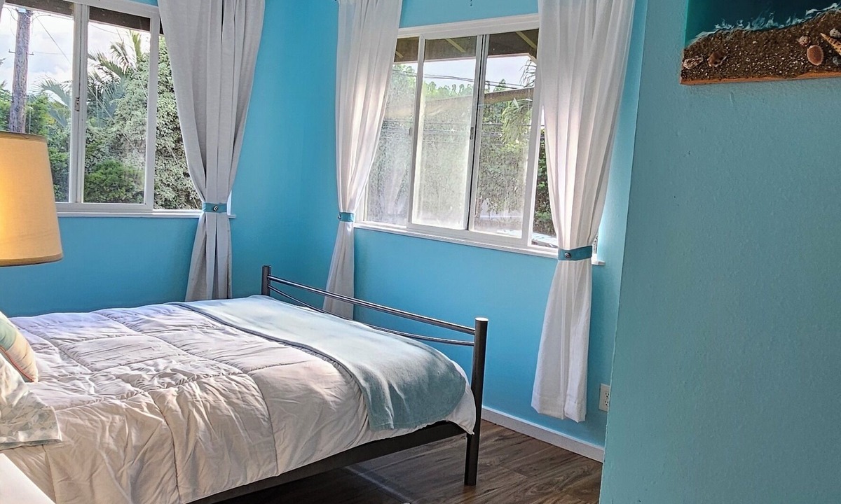 Waialee House | North Shore 3 Bedroom Ocean View walking distance to Waimea Beach with AC,