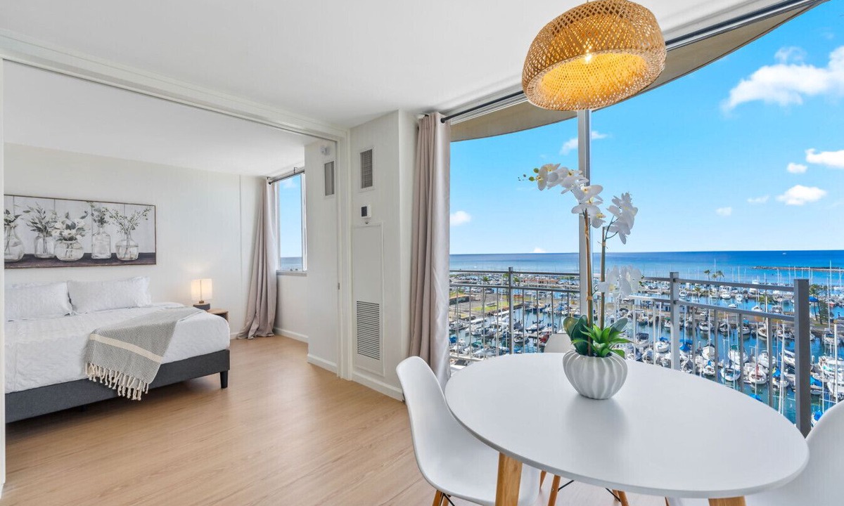 Waikiki Apartment | *Oceanfront Renovated Getaway in Waikiki