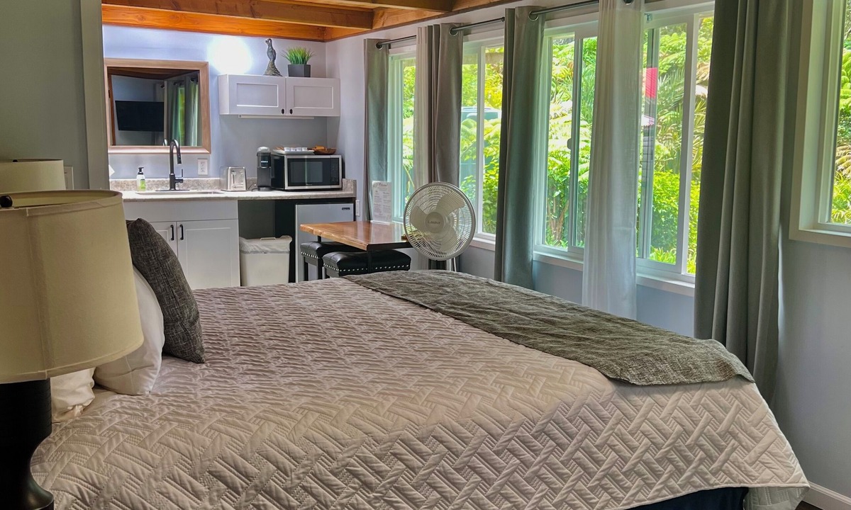 Volcano House | Aloha Junction Guesthouse Suites, stay and explore Kilauea Volcano Hawaii.