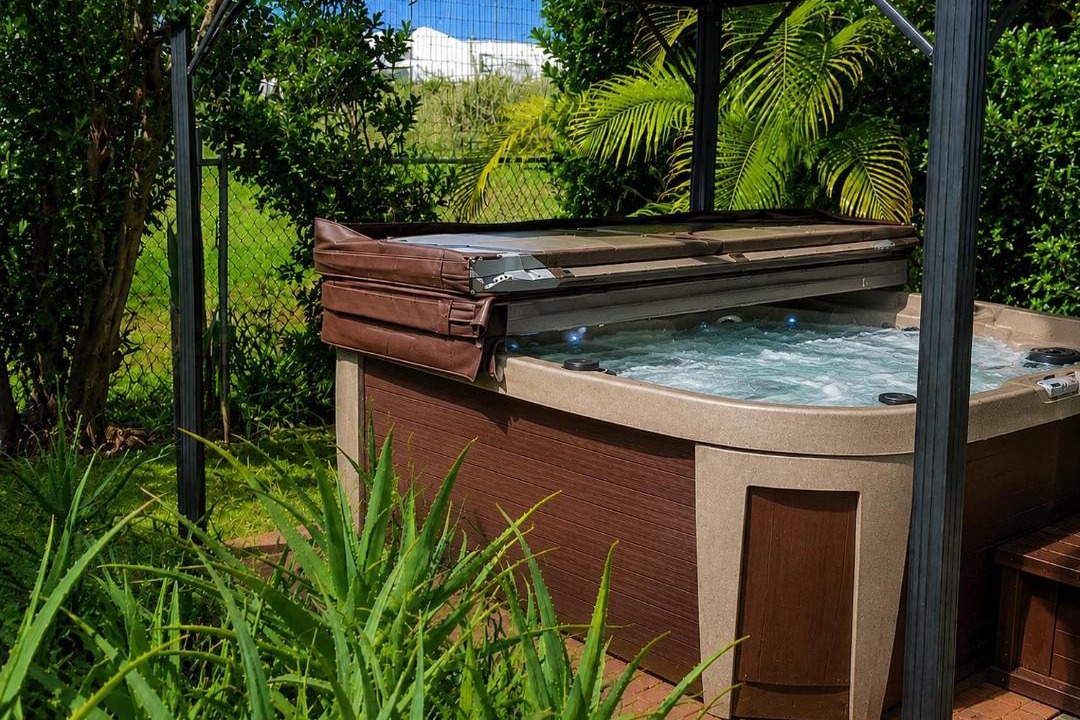 Pauwela Apartment | Private Hot Tub Lanai + Full Kitchen