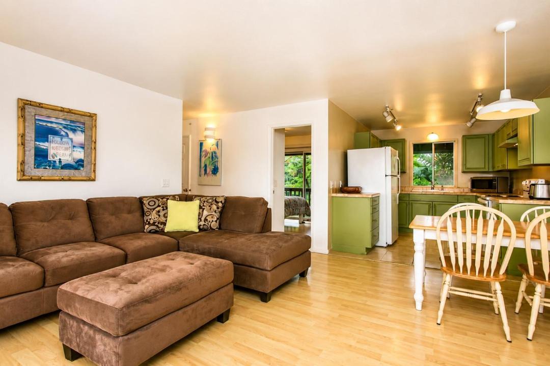 Pauwela Apartment | Two Balconies Full Kitchen + Parking