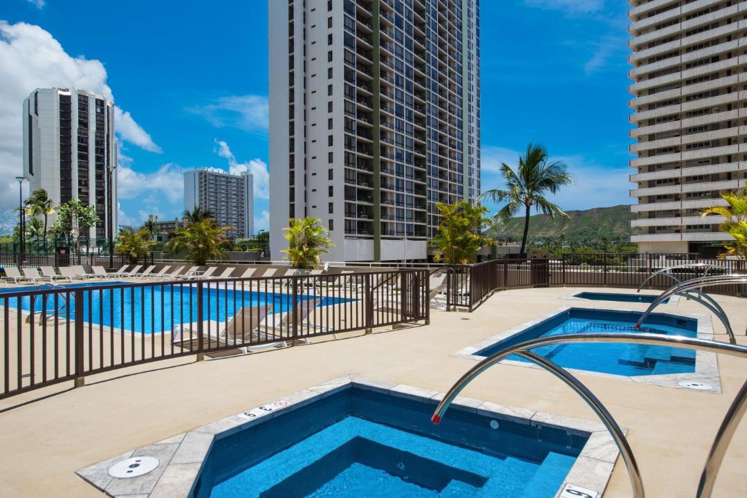 Waikiki Apartment | Ocean view high-floor condo with lanai & beach access