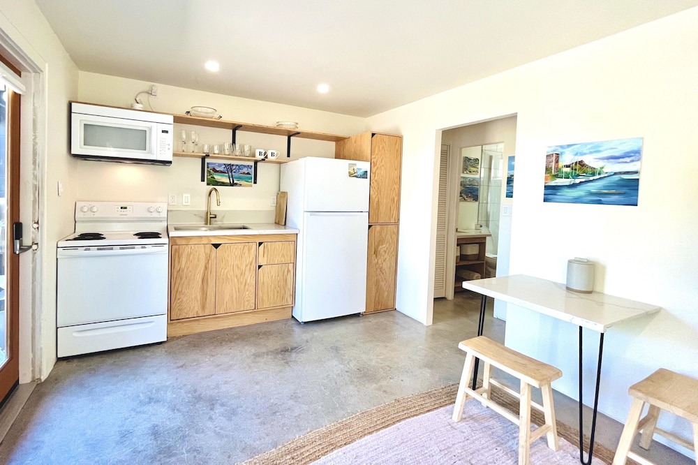 Photo of Kitchen in Mokuleia