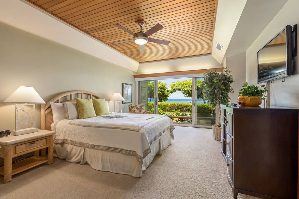 Photo of Bedroom in Historic Lahaina Front Street