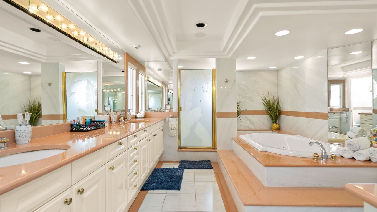 Photo of Bathroom in Hawaii Loa Ridge
