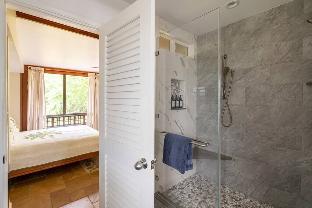 Photo of Bathroom in Kahaluu Bay