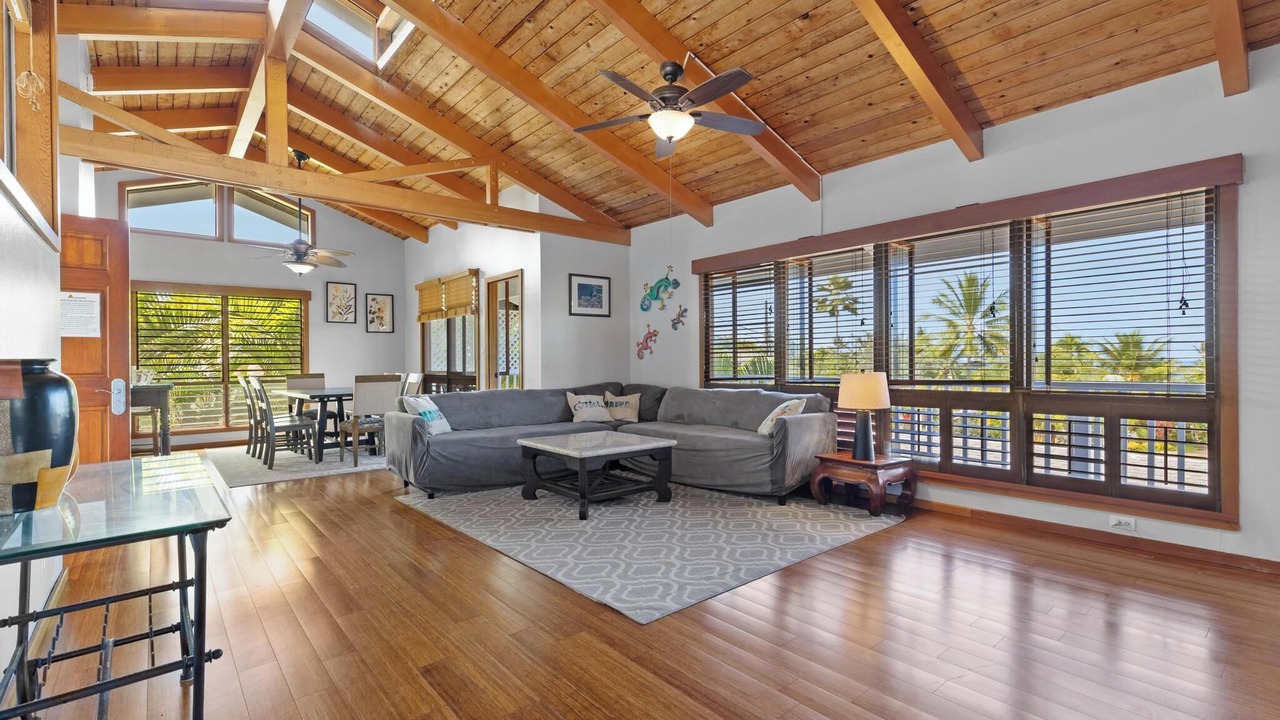 Photo of Livingroom in Kahaluu Bay