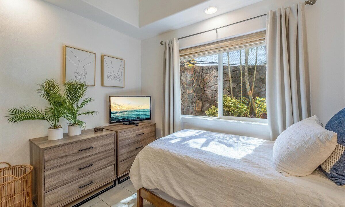 Photo of Bedroom in Kahaluu Bay
