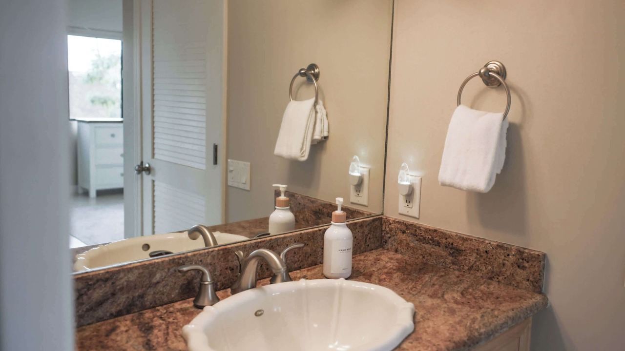 Photo of Bathroom in Historic Lahaina Front Street