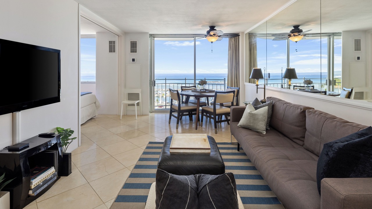 Photo of Livingroom in Waikiki