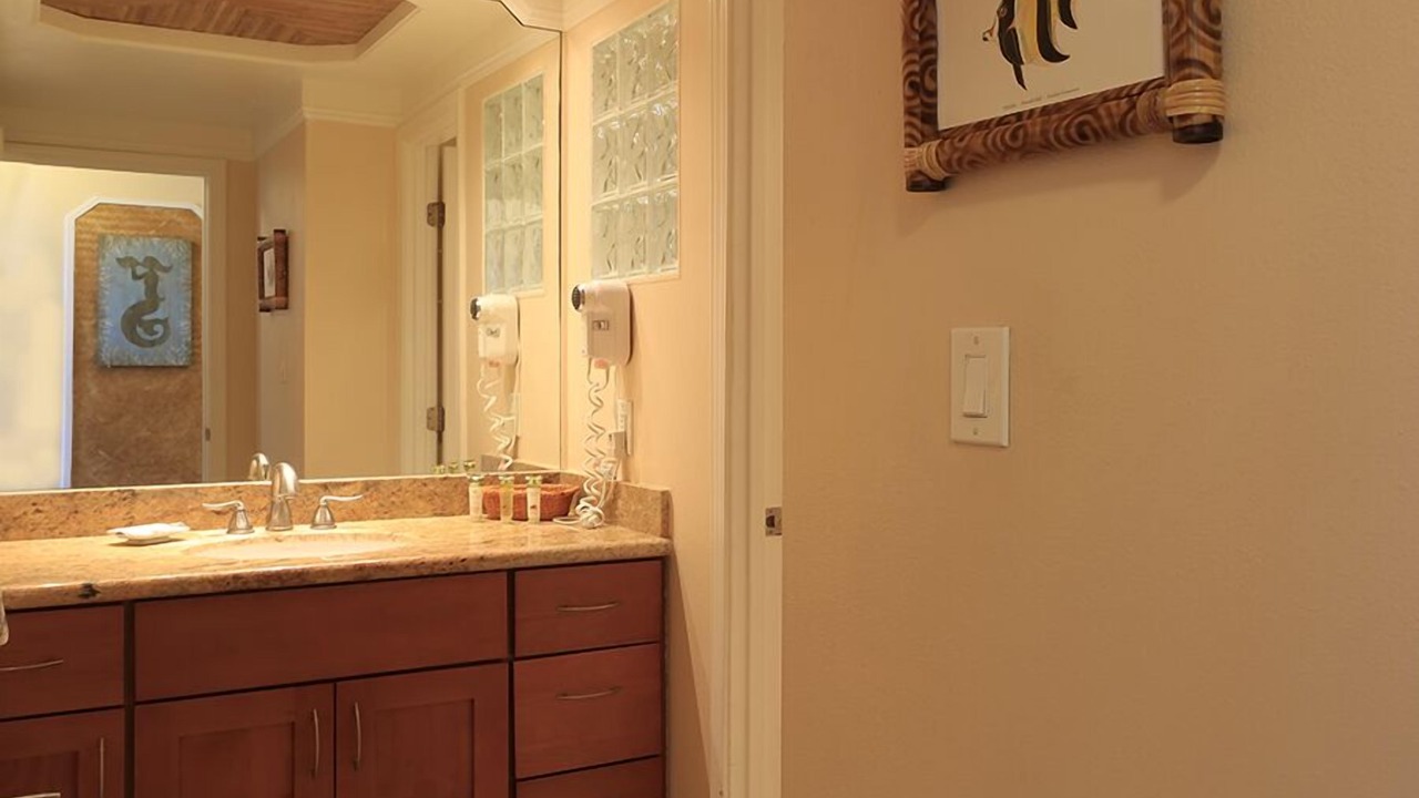 Photo of Bathroom in Historic Lahaina Front Street