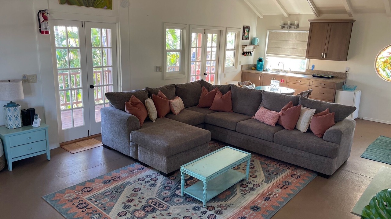 Photo of Livingroom in Historic Lahaina Front Street