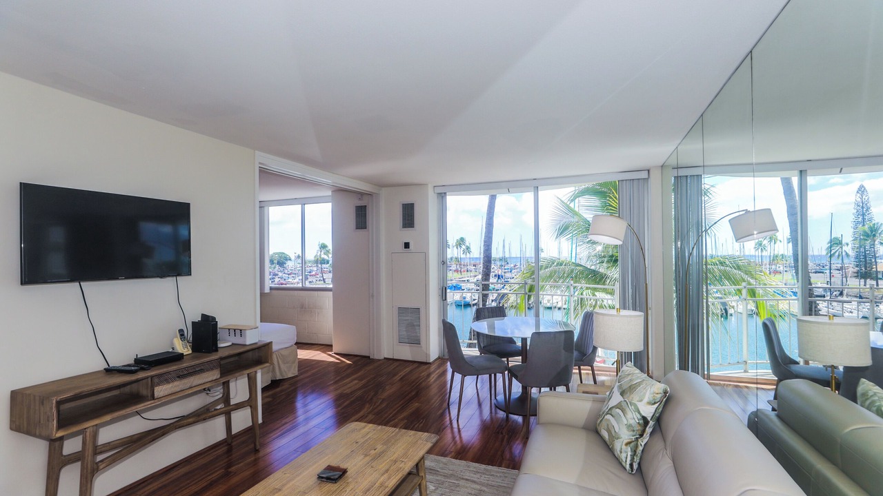 Photo of Livingroom in Waikiki