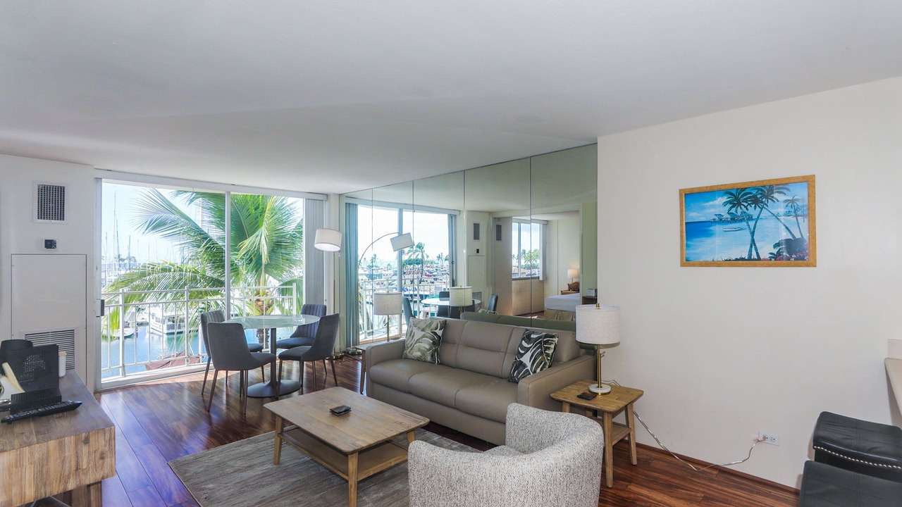 Photo of Livingroom in Waikiki