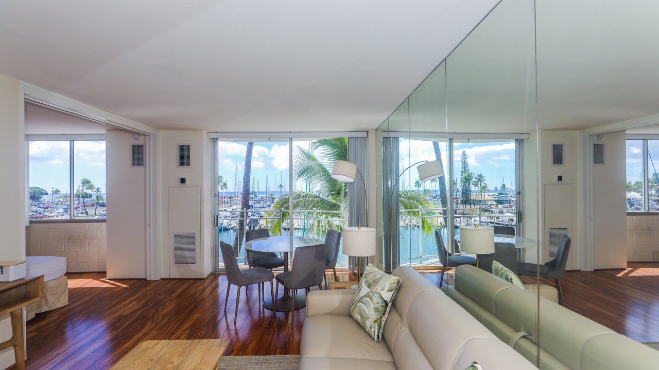 Photo of Livingroom in Waikiki