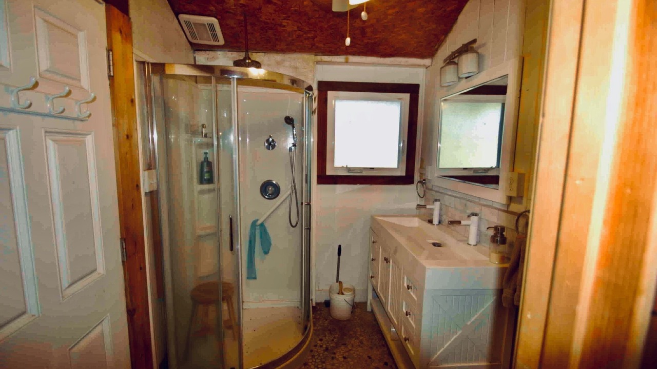 Photo of Bathroom in Naalehu