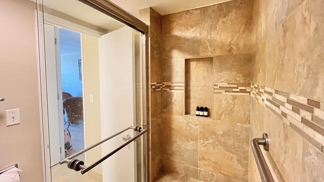 Photo of Bathroom in Historic Lahaina Front Street