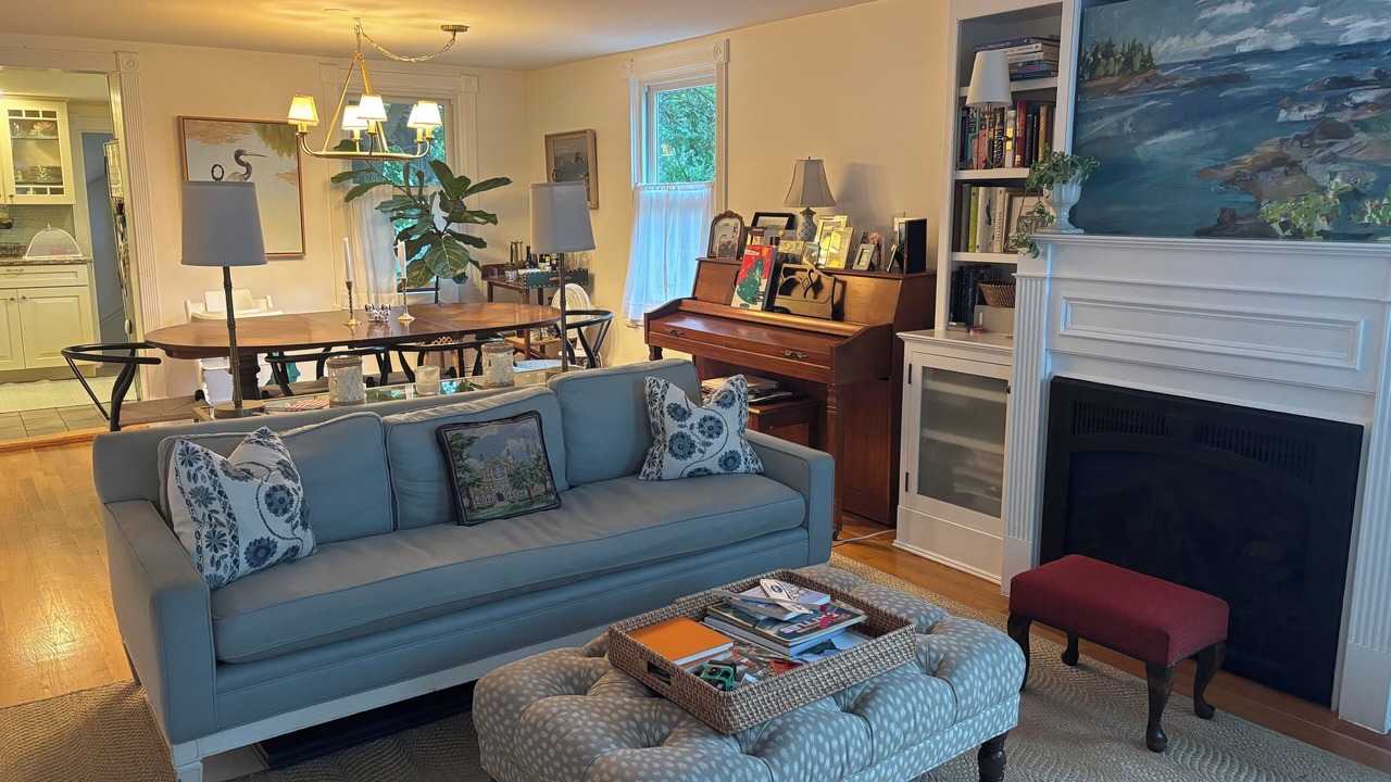 Photo of Livingroom in Medford Street - The Neck