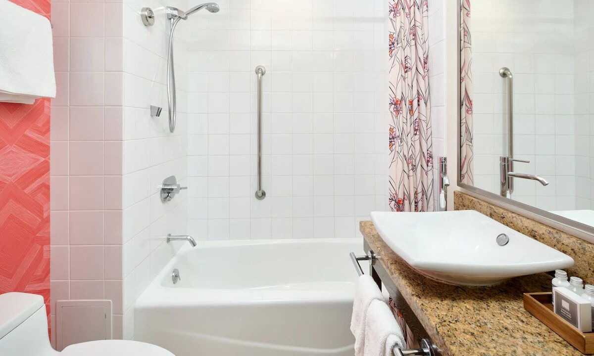 Photo of Bathroom in Diamond Head - Kapahulu - St. Louis
