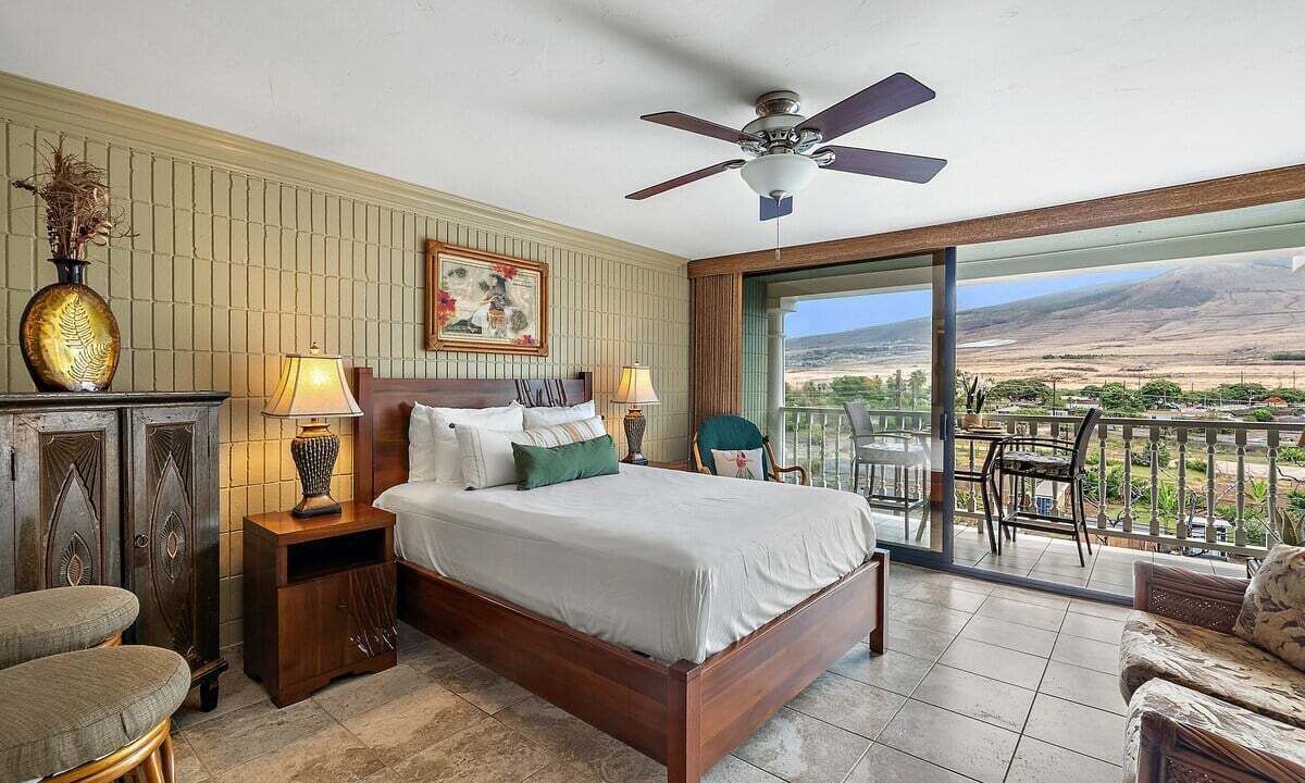 Photo of Bedroom in Historic Lahaina Front Street