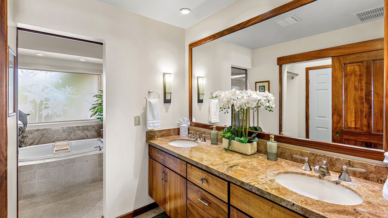 Photo of Bathroom in Historic Lahaina Front Street