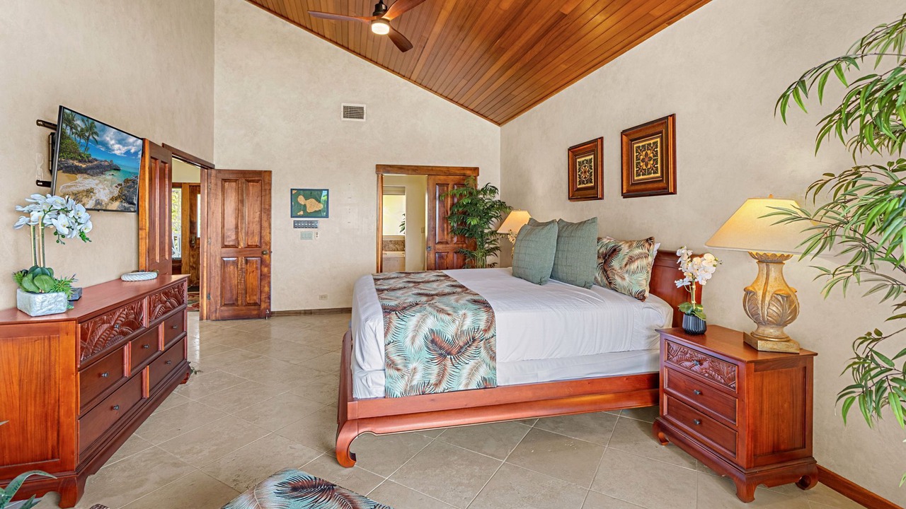 Photo of Bedroom in Historic Lahaina Front Street