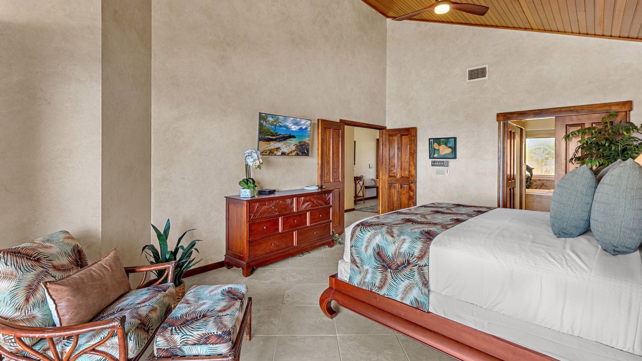 Photo of Bedroom in Historic Lahaina Front Street