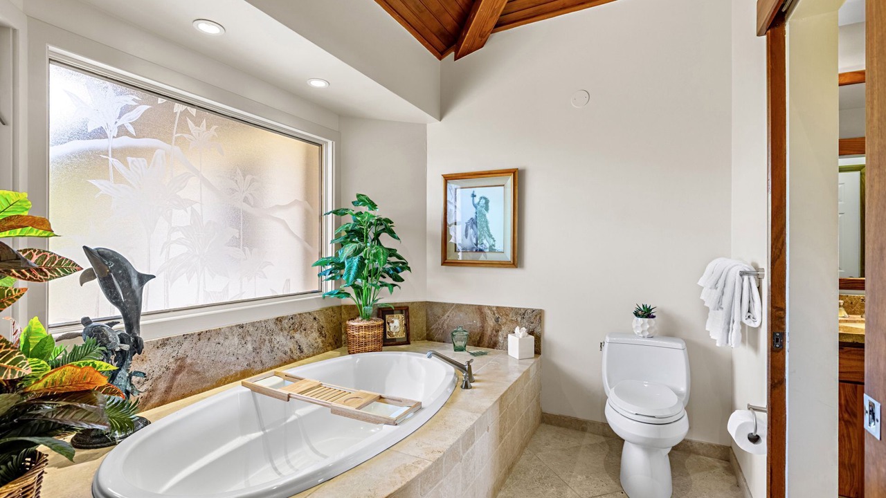 Photo of Bathroom in Historic Lahaina Front Street