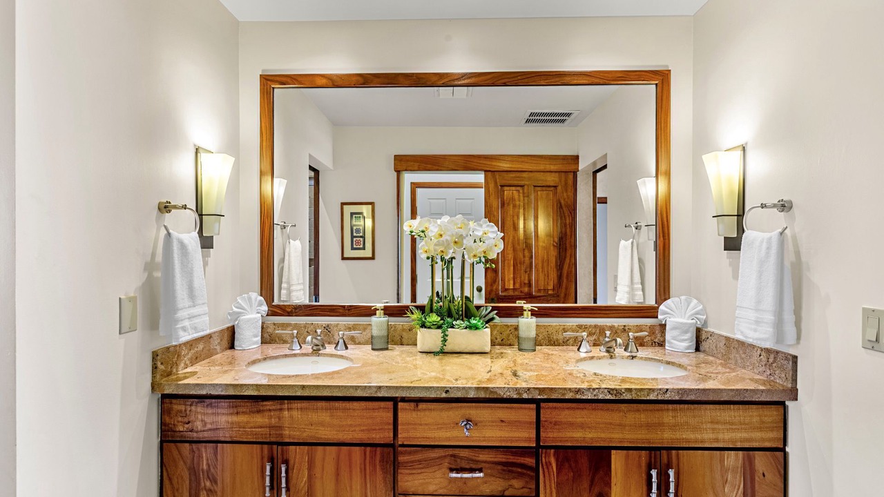 Photo of Bathroom in Historic Lahaina Front Street