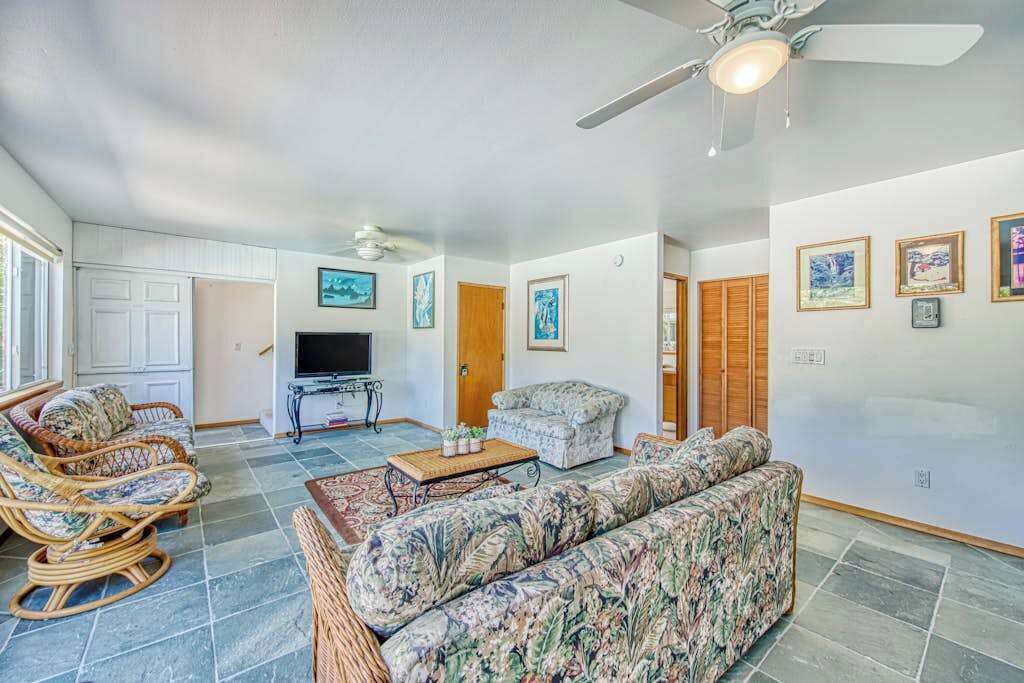 Photo of Livingroom in Kahaluu Bay