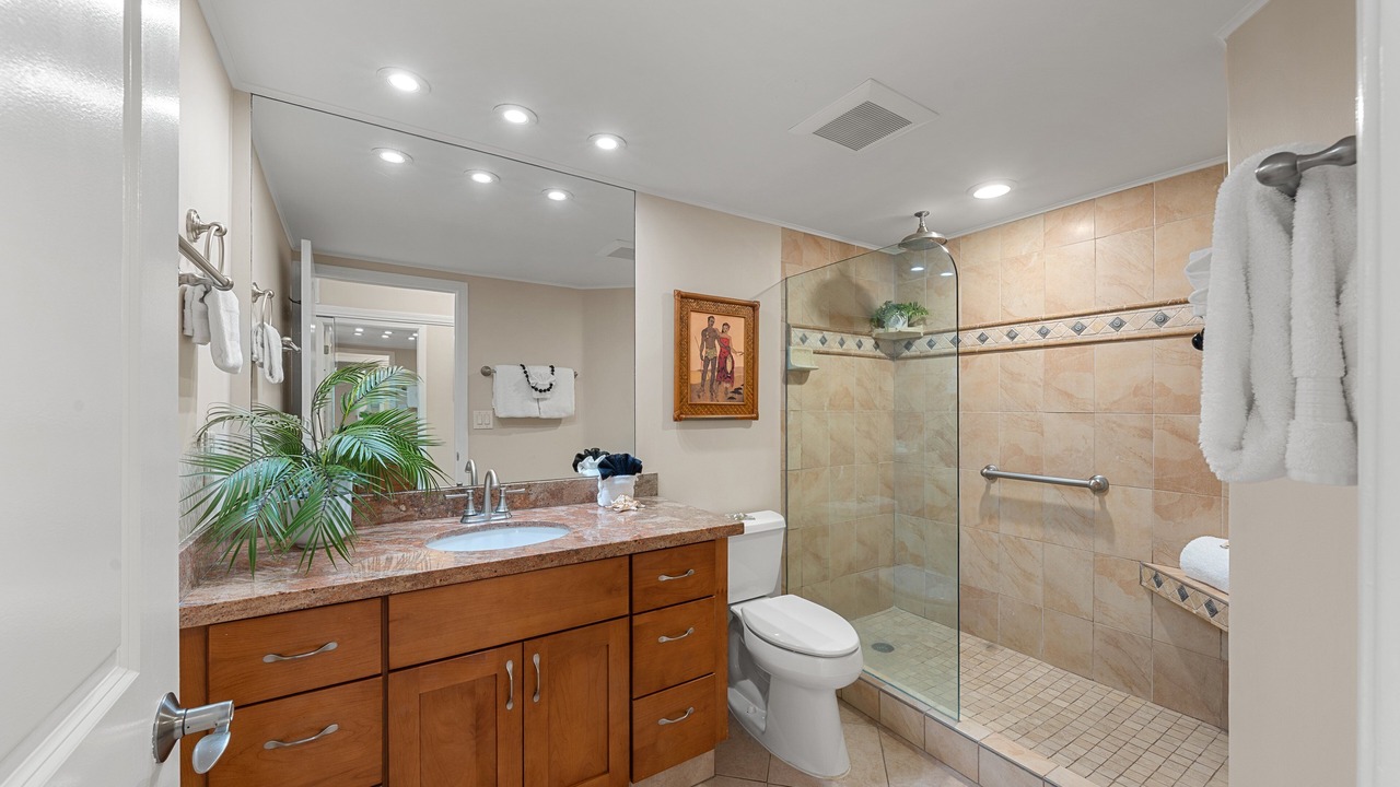Photo of Bathroom in Historic Lahaina Front Street